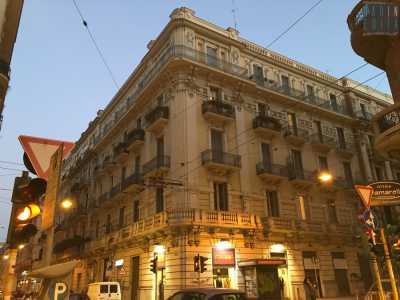 ...e le decorazioni di altri immobili di pregio tra cui Palazzo Messeni Petruzzelli in via De Giosa...